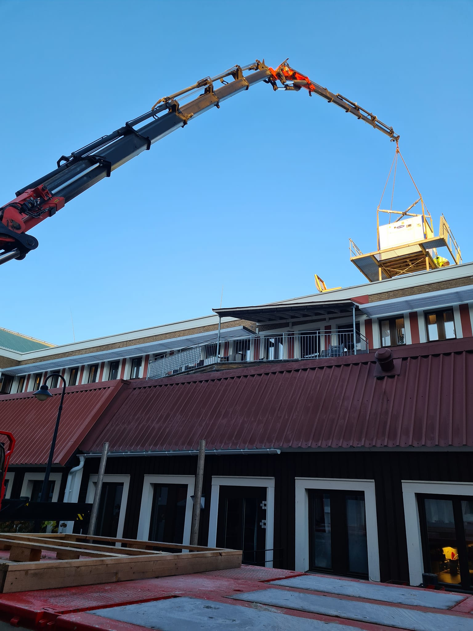 Kranlyft med kranbil vid takstolsmontage